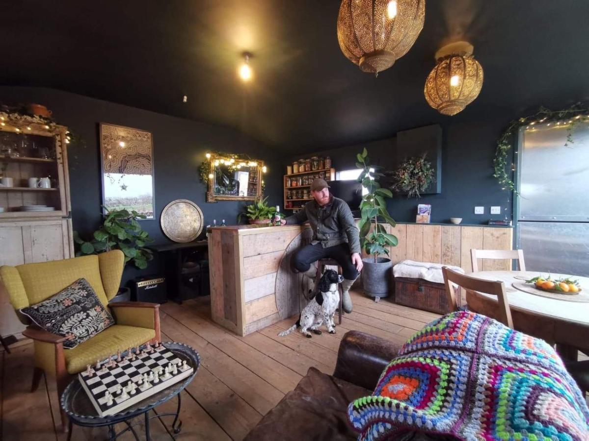 Готель The Oaks Glamping - Magpie Half Shepherds Hut Colkirk Екстер'єр фото